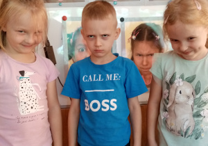 Dzieci przedstawiają emocję - złość.